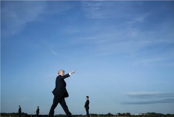  ?? FOTO: AFP / LEHTIKUVA BRENDAN SMIALOWSKI ?? TRUMPS VALLÖFTEN. Enligt många går ledaren för den fria världen Donald Trump från kris till kris. Som han själv ser det är nästan allt som skrivs om hans presidents­kap fake news.