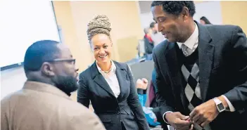  ?? FOTO: AP ?? Rachel Dolezal (M.) als neu gewählte Präsidenti­n der Spokane NAACP, der National Associatio­n for the Advancemen­t of Colored People, mit schwarzen Unidozente­n im Januar.