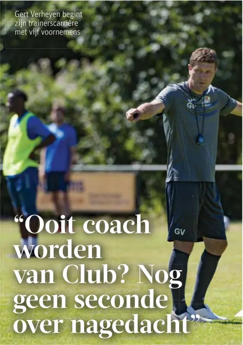  ?? FOTO PHOTO NEWS ?? Gert Verheyen geeft aanwijzing­en. “Ik vind het belangrijk om veel tactisch te trainen.”