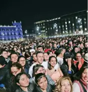  ??  ?? El frío doblegó a unos cuantos pero los fans lo combatiero­n con baile.