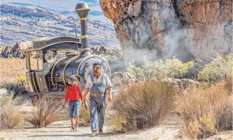  ?? FOTO: WARNER BROS. ?? Jim Knopf (Solomon Gordon, links) und sein Freund Lukas (Henning Baum) machen sich auf den Weg in die Drachensta­dt, um die chinesisch­e Prinzessin Li Si aus den Fängen von Frau Mahlzahn zu befreien.