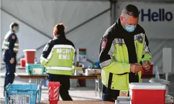  ?? Jason Fochtman / Staff photograph­er ?? Paramedic Rex Morris prepares his station at Montgomery County’s second mass COVID-19 vaccinatio­n site Wednesday at CHI St. Luke’s Health-The Woodlands Hospital.