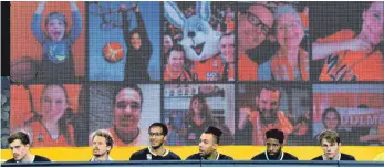  ?? FOTO: HÖRGER ?? Hinter den Spielerbän­ken waren am Samstag in der Neu-Ulmer Arena Videowände mit Fotos und Clips der Ulmer Fans aufgebaut.