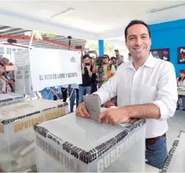  ??  ?? CUMPLIÓ. Mauricio Vila, del PAN-MC, el pasado domingo, al emitir su voto.