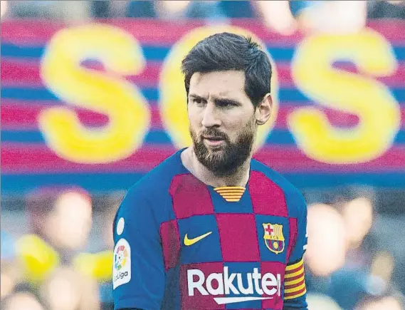  ?? FOTO: PERE PUNTÍ ?? Leo Messi, siempre al rescate
El argentino marcó cuatro goles y devolvió la tranquilid­ad a un Camp Nou que había empezado la tarde con pañolada y pitada para el palco