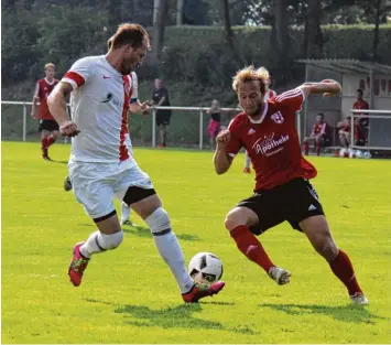  ?? Foto: Karin Tautz ?? Thierhaupt­ens Torjäger Max Schacherl erzielte beim 3:0 Erfolg in Herbertsho­fen alles drei Treffer. Auch Daniel Adolph konnte ihn nicht stoppen.