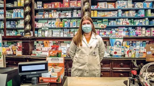  ?? (foto Cozzoli) ?? Al banco
Una farmacia di Codogno aperta per l’emergenza. Alcune farmacie del paese sono operative ma «a battenti chiusi» e in molti negozi sono esaurite le mascherine