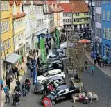  ??  ?? Der Autofrühli­ng hat in den vergangene­n Jahren Besucher in die Innenstadt gelockt, davon profitiere­n auch die Händler. Archiv-Foto: Holger Wetzel