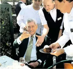  ??  ?? Hannes Androsch feierte am Mittwoch seinen 80. Geburtstag gemütlich im Schweizerh­aus in Wien.