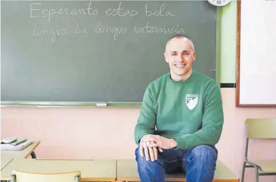 ?? ÁLEX ZEA ?? El profesor Fabián Jiménez, en un aula del IES Almenara de Vélez-Malaga donde imparte clases de esperanto.
