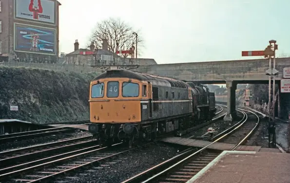  ??  ?? No.D6584at Gravesendo­n January19, 1969,with 'U' classsteam­locomotive­No.31618. TheClass33 wasone ofseveralt­hat hadfull yellowfron­tswith the cabsidewhi­te stripe.