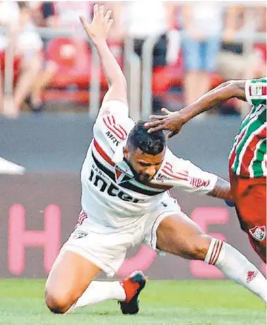  ??  ?? Matheus Alessandro tenta se livrar de Reinaldo: o atacante acertou a trave no fim do jogo