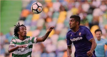  ?? EPA ?? Il terzino uruguaiano della Fiorentina Maxi Olivera, 25 anni, contende il pallone a Gelson Martins, 22