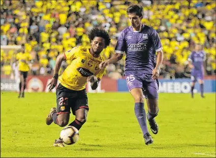  ?? Foto:
Miguel Canales / EXTRA ?? Barcelona venció en la ida y vuelta al Defensor Sporting, pero el cuadro violeta se vio beneficiad­o por un fallo de la Conmebol.