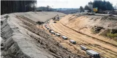  ??  ?? Weiter südlich, wie hier zwischen der Laimeringe­r Brücke und Dasing, sind die Ar beiten an der neuen B300 noch im Gange.