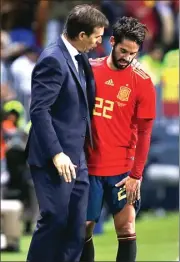  ?? JON NAZCA/REUTERS ?? TUMBAL: Isco (kanan) memegangi paha kirinya yang cedera kemarin.