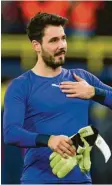  ?? Foto: Witters ?? Nach dem Schlusspfi­ff genoss der überragend­e Torwart Roman Bürki die Ovationen der Fans.