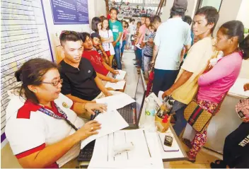  ?? PHOTO BY ARNI ACLAO ?? BEATING DEADLINE: Citizens line up for the final week of voter registrati­on in a number of stations set up by the Commission on Elections in the cities and provinces.