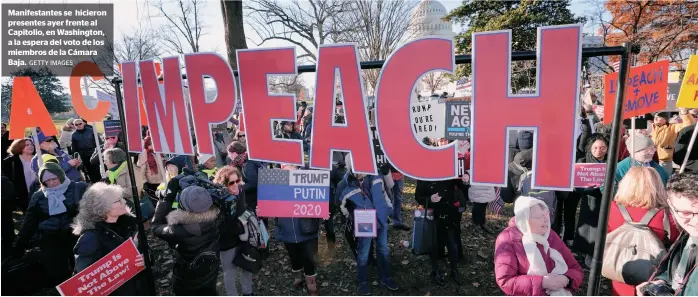  ?? GETTY IMAGES ?? Manifestan­tes se hicieron presentes ayer frente al Capitolio, en Washington, a la espera del voto de los miembros de la Cámara Baja.