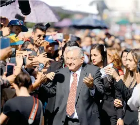  ?? /FOTOS: DANIEL GALEANA ?? Vallas de ciudadanos que ansiaban saludarlo lo conseguían