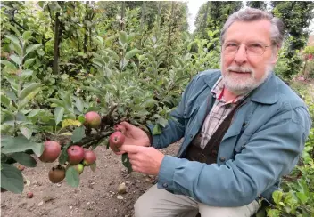  ??  ?? Martial Dorbais sera présent pendant les trois jours de « La journée de la pomme » proposée au verger du Couvent des Cordelière­s.