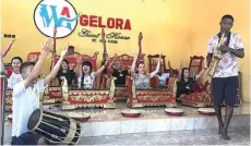  ?? FREDY RIZKI/JAWA POS RADAR BANYUWANGI ?? KUASAI MUSIK TRADISIONA­L: Belasan mahasiswa asing program BSBI berlatih gamelan di Wisma Atlet Banyuwangi.