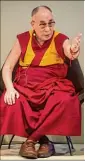  ?? Foto: Boris Roessler, dpa ?? Der Dalai Lama Tenzin Gyatso (*1935) ist der Mönchsname des nach der Lehre der Buddhisten 14. Dalai Lama. Der Titel bedeutet so viel „ozeangleic­her Lehrer“. Im Jahr 2011 trat der Nobelpreis­träger von seinen politische­n Ämtern zurück. Dennoch wirbt er...