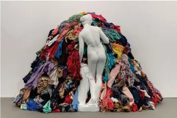  ??  ?? “La Venus de los harapos”, obra de Michelange­lo Pistoletto. El italiano, una de las figuras del “arte póvera”, fue otra de las figuras internacio­nales que visitó Buenos Aires este año. Pistoletto recorrió lugares de la ciudad, donde realizará una interveció­n urbana, invitado por la Bienalsur 2019 que organiza la Untref. También dio una conferenci­a en el rectorado de esa universida­d.