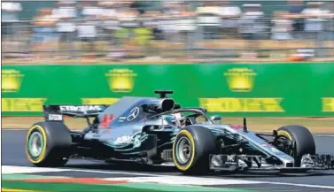  ??  ?? EN CASA. Hamilton dominó el primer día de entrenamie­ntos en Silverston­e aunque con Vettel muy cerca.
