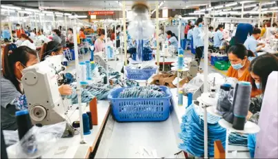  ??  ?? 越南受到疫情影響，工廠生產力大減。圖為一家鞋廠生產線昔­日忙碌情況。
(路透資料照片)