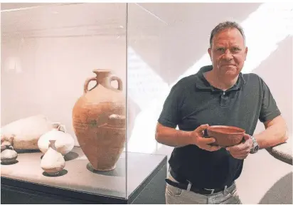  ?? FOTO: SASKIA KARBOWIAK  ?? Carl Pause vom Clemens-Sels-Museum ist Experte für römische Geschichte und römische Kochkunst.