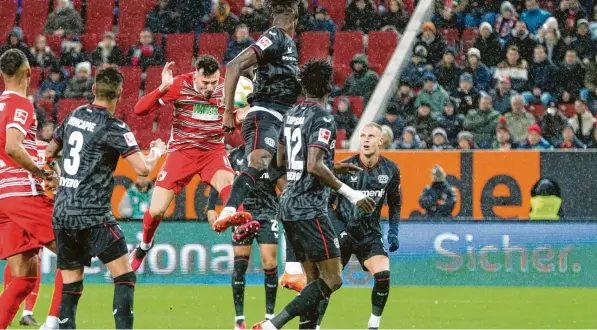  ?? ?? Mergim Berisha (Mitte) kommt völlig frei zum Kopfball und trifft nach einer Ecke von Arne Engels zum 1:0 für den FC Augsburg. Foto: Christian Kolbert, kolbert-press