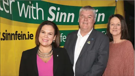  ??  ?? Sinn Fein leader Mary Lou McDonald, Johnny Mythen and Barbara Mythen.