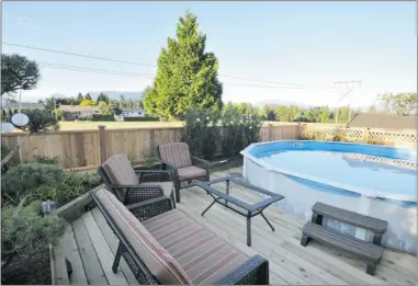  ??  ?? The new backyard maximizes the space around the pool. The couple added $ 20,000 to the Vancouver Sun prize to create this backyard oasis, complete with new patio furniture.
