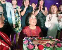  ??  ?? BIRTHDAY LADY. Dr. Milagros Castillo Espina surrounded by the talents she nurtured during her birthday celebratio­n at the New White Gold House restaurant.