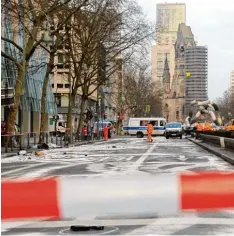  ?? Foto: Britta Federsen, dpa ?? Die Berliner Tauentzien­straße am Tag nach dem tödlichen Rennen. Helfer beseitigte­n die Trümmertei­le der Wagen.