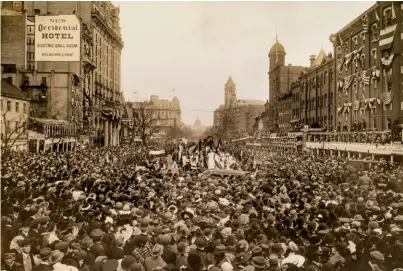  ??  ?? Participan­ții la această paradă din 1913 din Washington, D.C. cereau dreptul de vot pentru femeile din SUA.