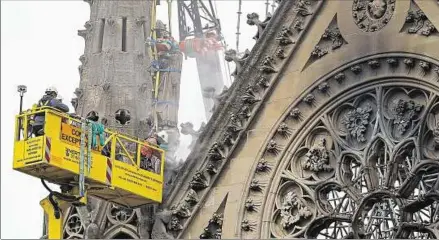  ??  ?? CATEDRAL. Antes del incendio, la estructura de Notre Dame soportaba vientos de hasta 222 km/hora, hoy se reduce a 90 km/hora.