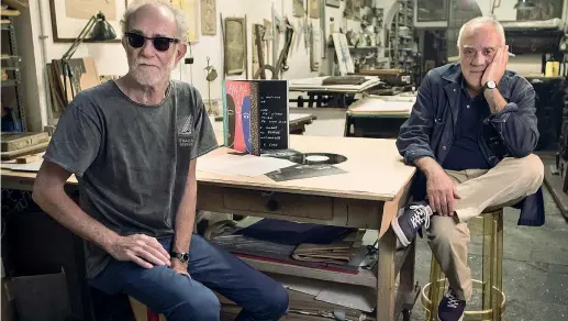  ??  ?? InsiemeDe Gregori e Mimmo Paladino nella storica tipografia dei fratelli Bulla a Roma dove è stata realizzata la xilografia di «Anema e core». Verrà pubblicata anche una versione commercial­e del vinile, ma avrà una grafica diversa (foto Daniele Barraco)