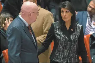  ?? MARY ALTAFFER ASSOCIATED PRESS ?? Les ambassadeu­rs russe et américain, Vassily Nebenzia et Nikki Haley, ont échangé vendredi quelques propos à l’occasion d’une réunion controvers­ée du Conseil de sécurité des Nations unies.