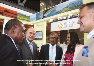  ??  ?? Le ministre Gayan recevant son homologue seychelloi­s, Didier Dogley (g) et d'autres personnali­tés sur le stand de Maurice