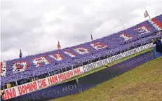  ?? FOTO: IMAGO ?? Die Fans der AC Florenz hatten eine Choreograf­ie organisier­t, die mit dem Schriftzug „Davide 13“an den verstorben­en Davide Astori erinnerte.