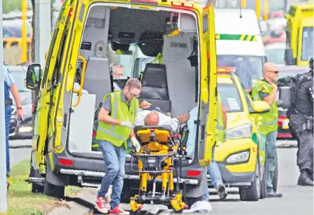  ?? EFE ?? Los heridos fueron trasladado­s en ambulancia­s a varios hospitales, tras los ataques a las mezquitas donde se reunían musulmanes.