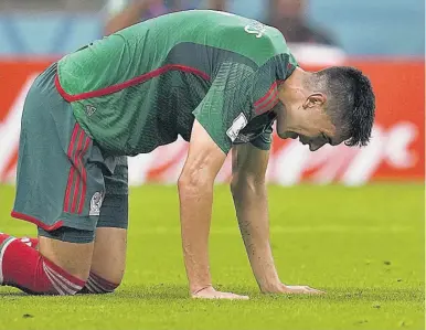  ?? ?? Cesar Montes muestra todo su desconsuel­o. México debe regresar a casa, está fuera del mundial.