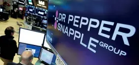  ??  ?? In Borsa Il logo di Dr Pepper al New York Stock Exchange
