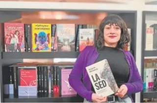  ?? // IMAGEN CEDIDA ?? Virginia Mendoza posa con su último libro, ‘La sed’