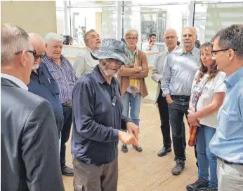  ?? FOTO: CHRISTIAN GERARDS ?? Die städtische Delegation besuchte unter der Führung von Elias Kronstein (Mitte) am Donnerstag die Holocaust-Gedenkstät­te Yad Vashem bei Jerusalem.