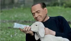  ??  ?? Le Cavaliere inaugure une nouvelle stratégie de com au printemps 2017. Un Berlusconi blanc comme l’agneau pascal…