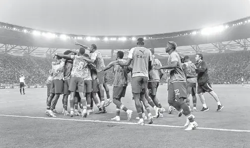  ?? — Gambar AFP ?? RAIKAN BERSAMA: Pemain Nigeria meraikan kejayaan mereka menumpaska­n Afrika Selatan melalui penentuan tendangan penalti pada perlawanan separuh akhir AFCON di Stade de la Paix di Bouake.