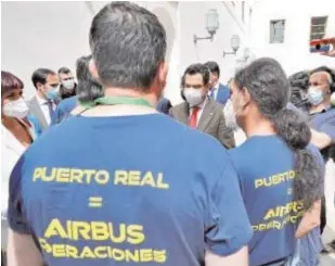  ?? J. M. SERRANO ?? El presidente de la Junta atendió ayer a los trabajador­es de Airbus Puerto Real en el Parlamento andaluz